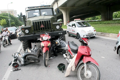 Bốn xe máybị xe tải đâm tại ngã tư, rất may chỉ có một người bị thương. Ảnh:Phương Sơn. tainan-5527-1404525935.jpg