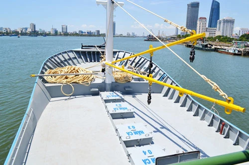 Cận cảnh tàu cá vỏ sắt đầu tiên sắp vươn khơi ảnh 9 - 9
