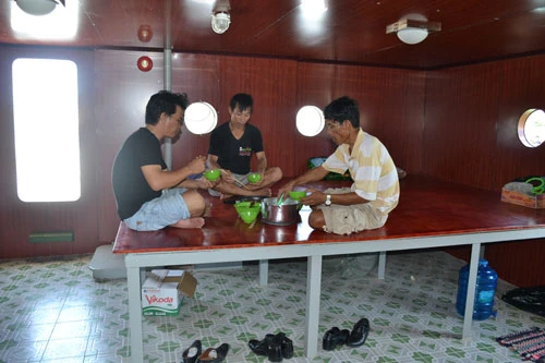 Cận cảnh tàu cá vỏ sắt đầu tiên sắp vươn khơi ảnh 18 - 18