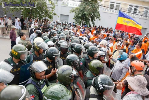 Đại sứ quán Việt Nam tại Campuchia bị quấy rối ảnh 1 Cảnh sát Campuchia chặn nhóm gây rối trước Đại sứ quán Việt Nam