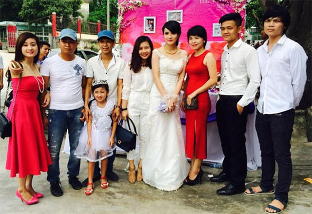 Công Vinh đã không về kịp để dự lễ cưới của em gái Công Vinh đã không về kịp để dự lễ cưới của em gái