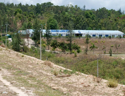 Sau 7 năm khởi công, dự án thép Quảng Liên Dung Quất vẫn trong tình trạng bỏ hoang gây nhiều bức xúc cho người dân. Ảnh: Trí Tín. 12-7-Anh-1-Du-an-thep-treo-3820-14051326