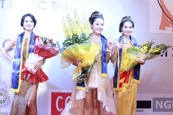 Người đẹp 'Nữ hoàng sắc đẹp Việt Nam' ném danh hiệu vào xe rác ảnh 1