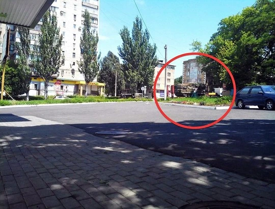 Phiến quân ly khai: Nhiều nạn nhân MH17 chết trước khi máy bay cất cánh ảnh 3 Launch site? The BUK missile system photographed in Torez hours before MH17 was downed