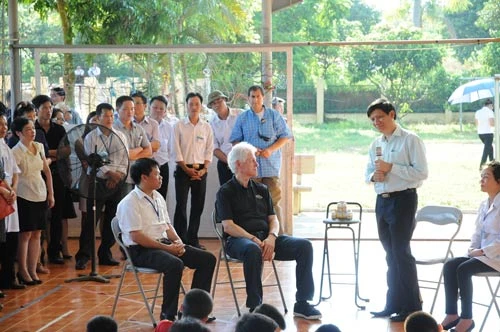 Cựu Tổng thống Bill Clinton giản dị áo phông, quần Jeans ở Hà Nội ảnh 4 - 4