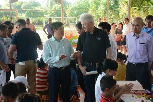 Cựu Tổng thống Bill Clinton giản dị áo phông, quần Jeans ở Hà Nội ảnh 5 - 5