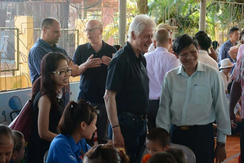 Cựu Tổng thống Bill Clinton giản dị áo phông, quần Jeans ở Hà Nội ảnh 6 - 6