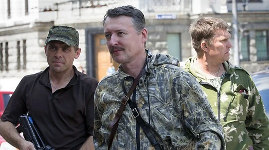Chỉ huy lực lượng ly khai thân Nga Igor Girkin (giữa). Ảnh: AP Chỉ huy lực lượng ly khai thân Nga Igor Girkin (giữa). Ảnh: AP