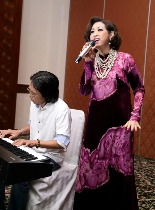 Danh ca Ý Lan tươi trẻ bất ngờ ở tuổi 60 ảnh 4 - 4