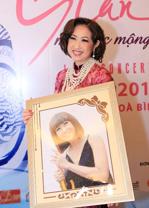 Danh ca Ý Lan tươi trẻ bất ngờ ở tuổi 60 ảnh 9 - 9