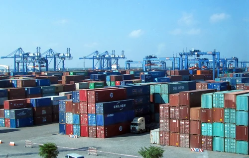 Từ 7h ngày 6/8 cảng Cát Lái sẽ hạ phí nâng container về như cũ, đồng thời không thu phíđối với doanh nghiệp đăng ký lấy trước số container. Ảnh:Đ.L. cat-lai1-8615-1405591198-8506-6888-2357-