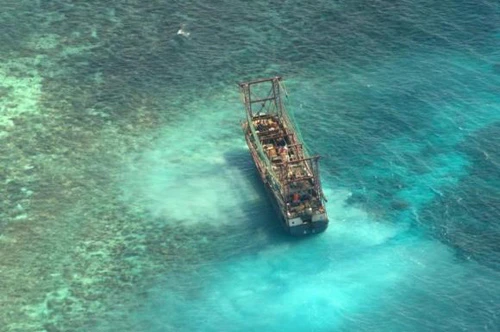 Tàu cá Trung Quốc mắc cạn trên bãi đá ngầm Tubbataha ở tỉnh Palawan, phía tây Manila tháng 4/2013. Ảnh:Reuters. 9-3925-1407226766.jpg