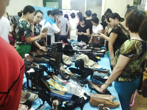 Giày dép giảm giá từ 30% đến 70% tùy loại. Ảnh:Hoàng Lan giay-dep-5869-1407747715.jpg