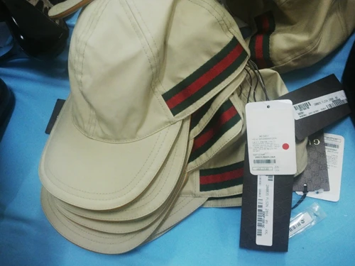 Mũ Gucci giá hơn 8 triệu đồng đượcgiảm khoảng 50%. Ảnh:Hoàng Lan mu-5728-1407747715.jpg