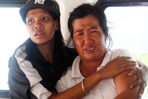 "Nó có tội tình gì đâu. Phát cơm từ thiện mà sao nỡ giết nó?", mẹ anh Phước khóc. Ảnh:An Nhơn 'Nó có tội tình gì đâu. Phát cơm từ thiện mà sao nỡ giết nó?', người mẹ oán trách. Ảnh: An Nhơn