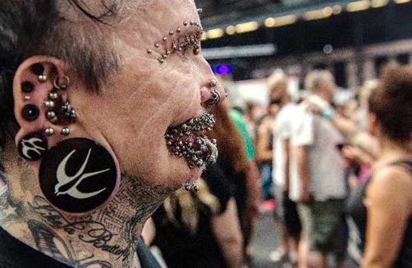 Bị trục xuất vì đeo quá nhiều… đinh tán 1