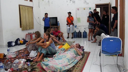 Vụ chìm tàu ở Indonesia: Du khách uống nước tiểu để sống sót ảnh 1 Một nhóm người sống sót nghỉ tại một nhà dân trước khi được đưa đến bệnh viện - d