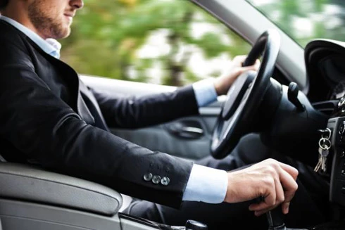 Khi nào chúng ta lái xe mà lịch sự như thế này? - Ảnh: Smartdriving.