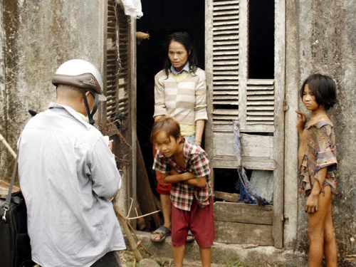 Mẹ con em bé ‘người rừng’