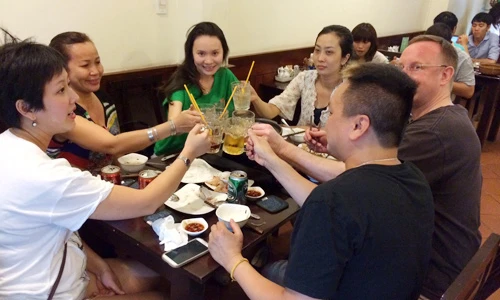 Một quán lẩu trong hẻm ở quận 5, TP HCM vẫn đông khách nhờ đáp ứng được gu sành ăn của người Sài Gòn. Ảnh:Vũ Lê a-tb-quan-trong-hem-doanh-t-9665-1409374
