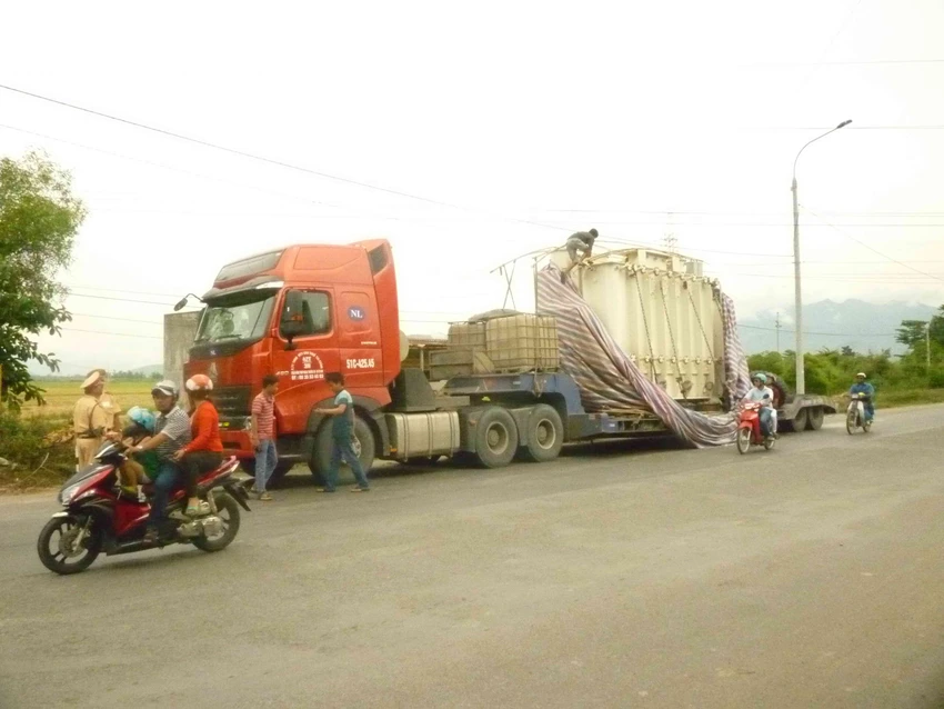CSGT Cam Ranh kiểm tra chiếc xe chở hàng vượt quá kích cỡ cho phép CSGT CAM RANH THUỘC PHÒNG PC 67 CÔNG AN TỈNH KHÁNH HÒA ĐANG KIỂM TRA XE KHỦNG
