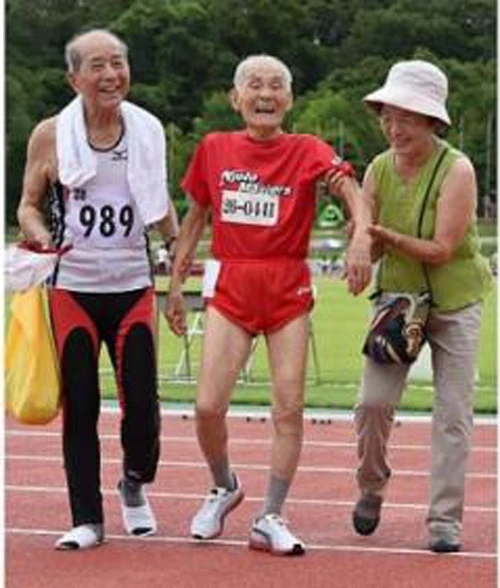 Cụ ông 104 tuổi thách đấu chạy đua với Usain Bolt ảnh 6 Ông Hidekichi Miyazaki cùng con gái (bên phải) và một vận động viên cao tuổi khác