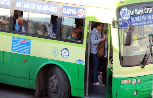 Có 17 biên bản lập xe buýt tuyến Biên Hòa - Bến xe Miền Tây vi phạm. Ảnh: Hoàng Trường