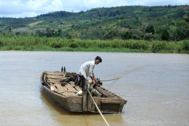 Tìm kiếm những người mất tích trên khúc sông xảy ra vụ tai nạn. Ảnh:Mai Vinh
