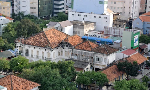 Những mái ngói sát nhau, bạc màu vì rêu phủ của căn biệt thự cổ 35 triệu USD nằm lọt thỏm giữa khu trung tâm quận 3. Ảnh:Vũ Lê a-tb-2-biet-thu-co-35-trieu-9205-1411441