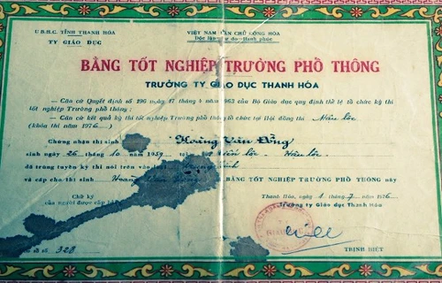 Tấm bằng THPT ông Đồng "mượn" của anh vợ để hợp thức hóa hồ sơ. Ảnh:Lê Hoàng. bg-JPG-2614-1412389364.jpg