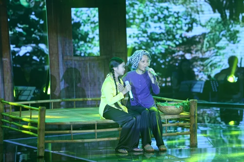 Ở phần song ca cùng huấn luyện viên, Thiện Nhân thể hiện liên khúc "Hình bóng quê nhà". Kết thúc bài hát đầu tiên, cô bé mời"bà ngoại" ra hát cùng. Ngay sau đó, ca sĩ Cẩm Ly với vẻ ngoài già nua bước ra sân khấu khiến khán giả liên tục hô tên cô đầy phấn khích. Qua phần hoạt cảnh đượcphối hợp ăn ý trên sân khấu, hai thầy trò tạo được nhiều cảm xúc cho khán phòng trong bài "Sầu đâu quê ngoại". Thiện Nhân thể hiện liên khúc