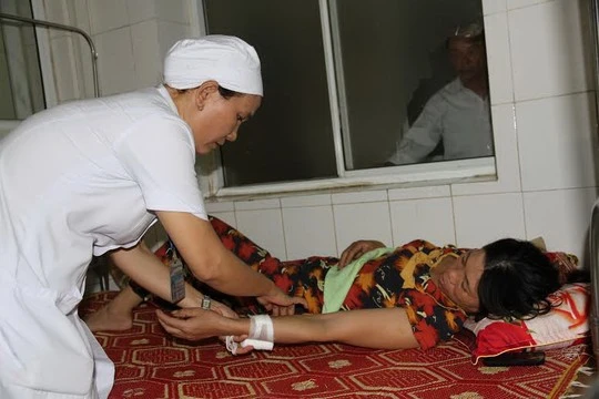 Xe chở ve chai phát nổ, 5 công nhân nguy kịch ảnh 1 Một nạn nhân trong đang cấp cứu trong tình trạng nguy kịch tại bệnh viện