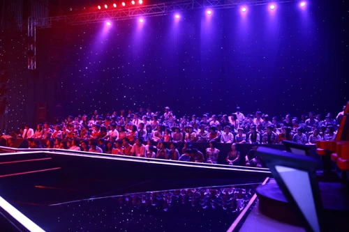 Đêm chung kếtThe Voice Kids 2014 thu hút đông đảo khán giả đến trường quay. Từ 20h15,một giờ trước khi đêm chung kết bắt đầu,chỗ ngồi trong trường quay đã được lấp đầy. Những khán giả đến sau có vé cũng không được vào bên trong vì bảo vệ kiểm soát rất kỹ. Từ 20h15, trường quay đã lấp đầy chỗ, khán giả đến sau có vé cũng không được vào, bảo vệ kiểm soát rất kỹ. Khán giả phải bắc ghế nhựa ở hai bên lối đi vì thiếu chỗ.