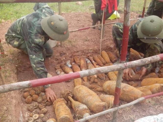 Đội rà phá bom mìn thu gombom đạn phát hiện được sáng 5-10 Toàn bộ số bom đạn phát hiện được trong hầm sáng 5-10 đã được đưa lên mặt đất chờ xử lý