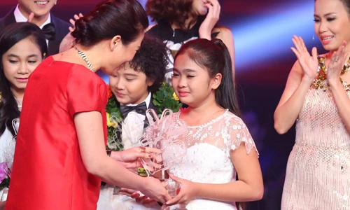 Thiện Nhân khóc khi nhận giải thưởng lớn. Cô bé năm nay 12 tuổi,sở hữu chất giọng nội lực, kỹ thuật với cách xử lý tinh tế. Tuy vậy, sự hồn nhiên, trong trẻo vẫn được giữ nguyên mỗi khi cô bé cất lời hát. Tài năng của Thiện Nhân đều được bốn huấn luyện viêncông nhận là thiên phú. Ngay từ vòng giấu mặt, cô bé đã khiến các giám khảo phải tranh cãi nảy lửa để lôi kéo về đội của mình. Cuối cùng, Thiện Nhân đã chọn về đội Cẩm Ly bởi đây là ca sĩ cô bé yêu thích nhất. top-3460-1412439847.jpg