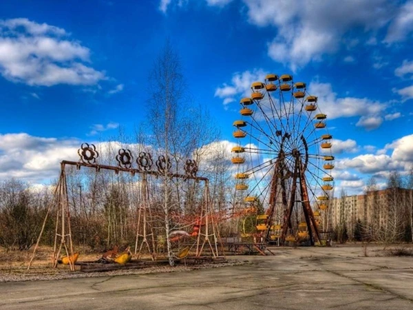 Khu công viên giải trí Pripyat (Ukraie) được đầu tư xây dựng hoành tráng nhưng không một lần sử dụng do chưa đầy một tuần trước ngày mở cửa, thảm họa nổ lò phản ứng tại nhà máy điện hạt nhân Chernobyl xảy ra khiến nơi đây trở thành một đống đổ nát, chìm trong bầu không khí hoang tàn. : Khu công viên giải trí Pripyat (Ukraina) được đầu tư xây dựng hoành tráng nhưng không một lần sử dụng do chưa đầy một tuần trước ngày mở cửa, thảm họa nổ lò phản ứng tại nhà máy điện hạt nhân Chernobyl xảy ra khiến nơi đây trở thành một đống đổ nát, chìm trong bầu không khí hoang tàn.