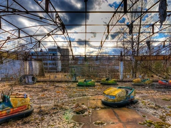 Công viên Pripyat là một trong những nơi chịu ảnh hưởng nặng nề nhất của thảm họa Chernobyl, ước tính có hàng nghìn người chết và khoảng 50.000 người dân sống quanh khu vực này đã được sơ tán. Công viên Pripyat là một trong những nơi chịu ảnh hưởng nặng nề nhất của thảm họa Chernobyl, ước tính có hàng nghìn người chết và khoảng 50.000 người dân sống quanh khu vực này đã được sơ tán.