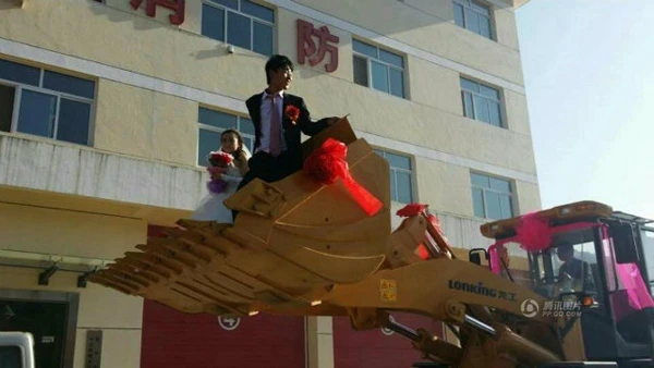 Độc: Rước dâu bằng dàn xe ủi ảnh 1