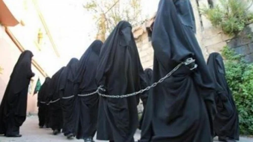 Hình ảnh được cho là chụp tại một chợ nô lệ của IS. Ảnh:Twitter yazidi2-4817-1414053335.jpg