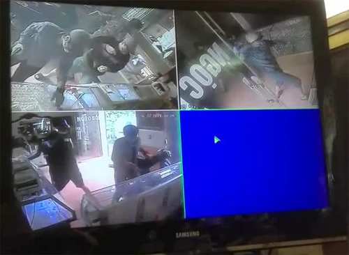 Hành vi của nhóm cướp đã bị camera an ninh của tiệm vàng ghi lại. hinh-anh-cuop.jpg