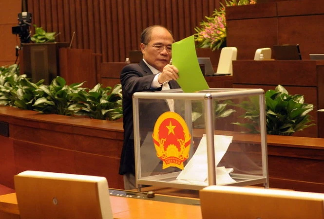 Chủ tịch Quốc hội Nguyễn Sinh Hùng bỏ phiếu tín nhiệm sáng 15-11 - Ảnh: Việt Dũng Chủ tịch Quốc hội Nguyễn Sinh Hùng bỏ phiếu tín nhiệm sáng 15-11 - Ảnh: Việt Dũng