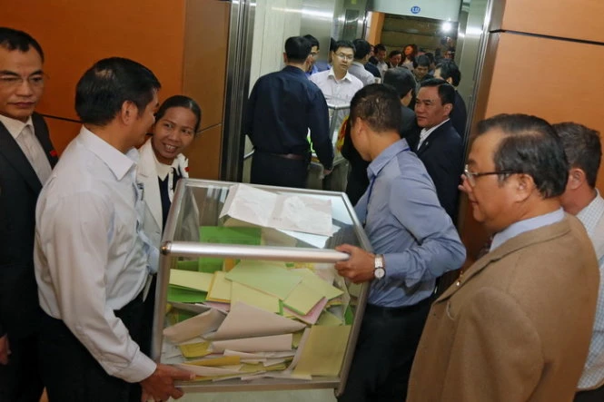 Hai thùng phiếu được đưa đi kiểm phiếu - Ảnh: Việt Dũng Hai thùng phiếu được đưa đi kiểm phiếu - Ảnh: Việt Dũng