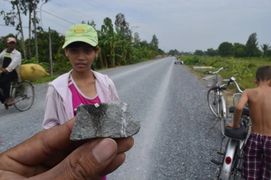 Trà Vinh: Dân đổ ra đường nhặt 'vàng'