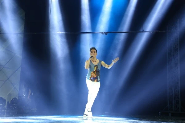 Cận cảnh siêu xe 40 tỷ và sân khấu liveshow Mr.Đàm 37 Cận cảnh siêu xe 40 tỷ và sân khấu liveshow Mr.Đàm 37
