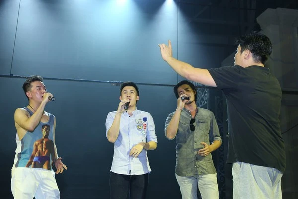 Cận cảnh siêu xe 40 tỷ và sân khấu liveshow Mr.Đàm 29 Cận cảnh siêu xe 40 tỷ và sân khấu liveshow Mr.Đàm 29