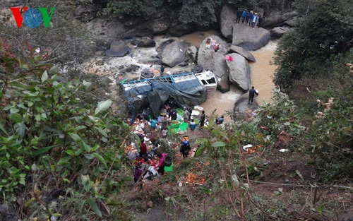 Sa Pa sương mù dày đặc, xe tải lao xuống vực sâu ảnh 1 Sa Pa sương mù dày đặc, xe tải lao xuống vực sâu ảnh 1