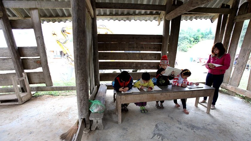 Trường học, học sinh, xiêu vẹo, gió rét Trường học, học sinh, xiêu vẹo, gió rét