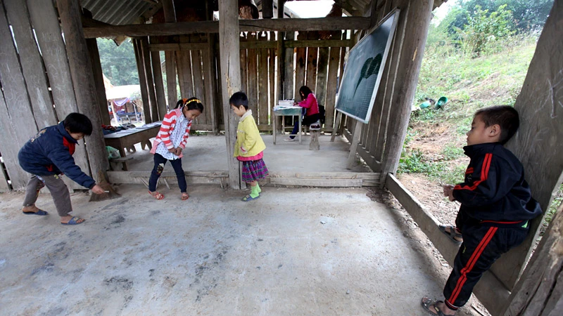 Trường học, học sinh, xiêu vẹo, gió rét Trường học, học sinh, xiêu vẹo, gió rét