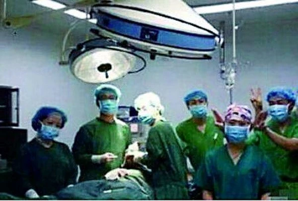 Selfie bên cạnh bệnh nhân vừa phẫu thuật, bác sĩ bị đình chỉ ảnh 2 Selfie bên cạnh bệnh nhân vừa phẫu thuật, bác sĩ bị đình chỉ ảnh 2