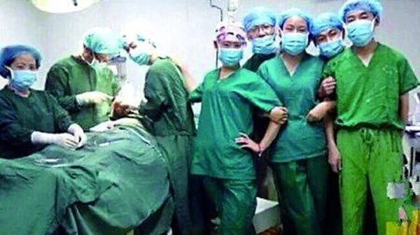 Selfie bên cạnh bệnh nhân vừa phẫu thuật, bác sĩ bị đình chỉ ảnh 3 Selfie bên cạnh bệnh nhân vừa phẫu thuật, bác sĩ bị đình chỉ ảnh 3